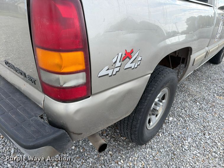 image for item EW7635 2001 Chevrolet Silverado Ext. Cab pickup truck