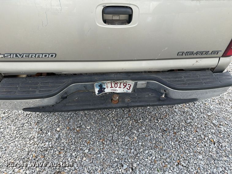 image for item EW7635 2001 Chevrolet Silverado Ext. Cab pickup truck
