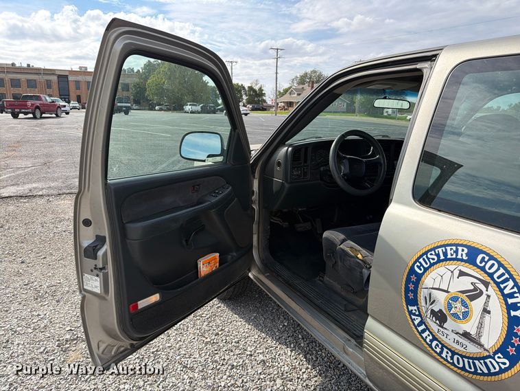 image for item EW7635 2001 Chevrolet Silverado Ext. Cab pickup truck