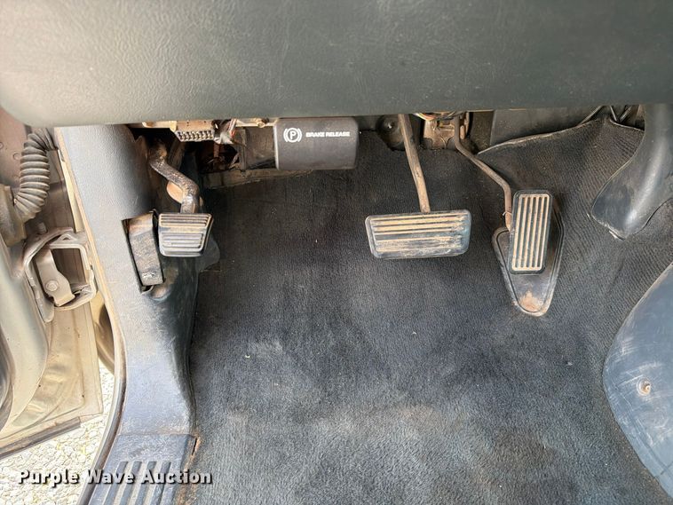 image for item EW7635 2001 Chevrolet Silverado Ext. Cab pickup truck