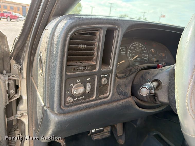 image for item EW7635 2001 Chevrolet Silverado Ext. Cab pickup truck