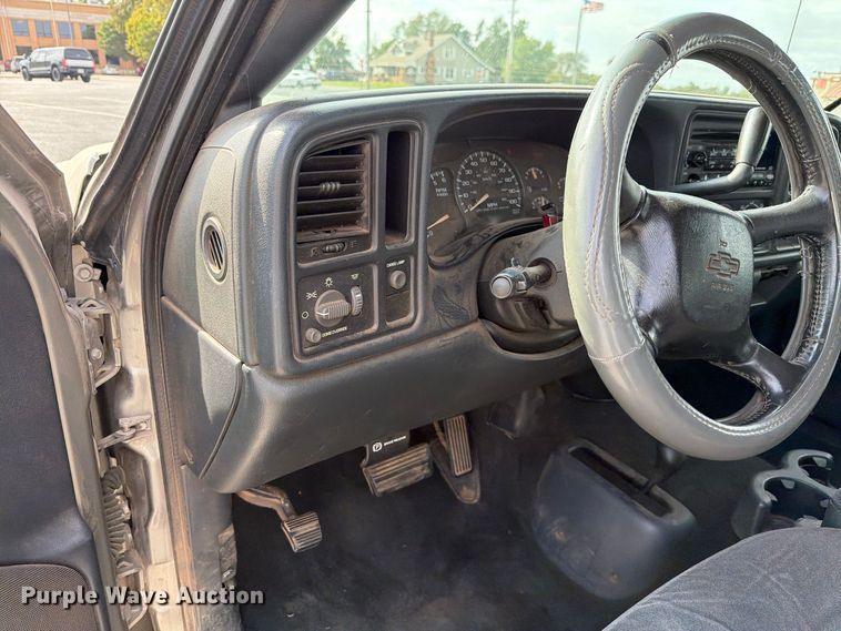 image for item EW7635 2001 Chevrolet Silverado Ext. Cab pickup truck