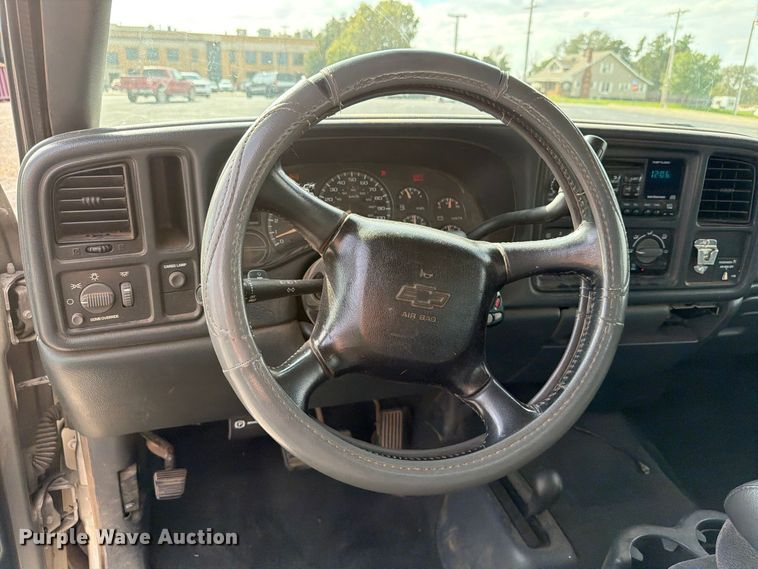 image for item EW7635 2001 Chevrolet Silverado Ext. Cab pickup truck