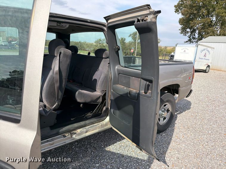 image for item EW7635 2001 Chevrolet Silverado Ext. Cab pickup truck