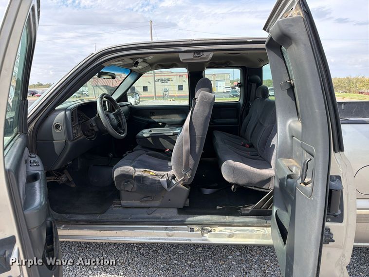 image for item EW7635 2001 Chevrolet Silverado Ext. Cab pickup truck