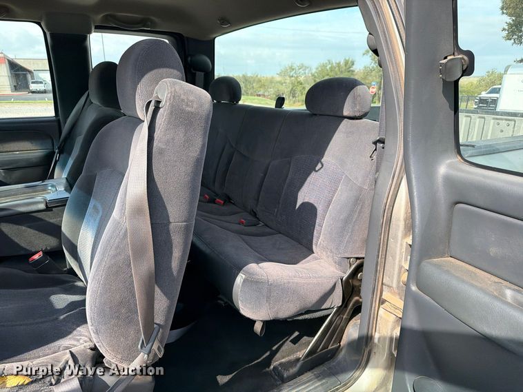 image for item EW7635 2001 Chevrolet Silverado Ext. Cab pickup truck