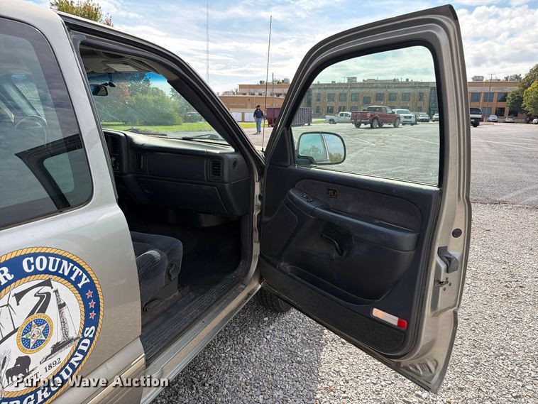 image for item EW7635 2001 Chevrolet Silverado Ext. Cab pickup truck