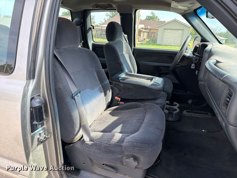 image for item EW7635 2001 Chevrolet Silverado Ext. Cab pickup truck