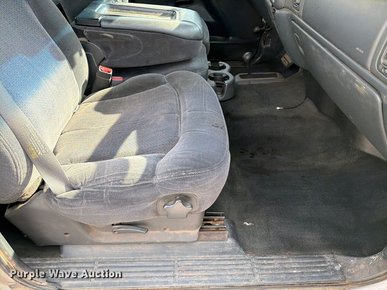 image for item EW7635 2001 Chevrolet Silverado Ext. Cab pickup truck