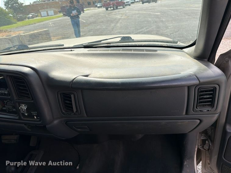 image for item EW7635 2001 Chevrolet Silverado Ext. Cab pickup truck