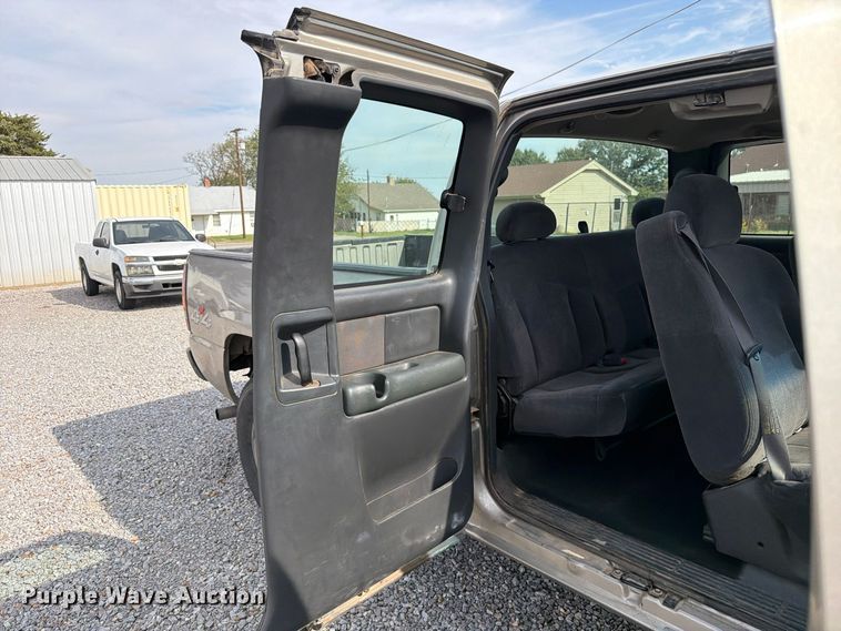 image for item EW7635 2001 Chevrolet Silverado Ext. Cab pickup truck