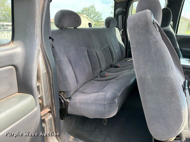 image for item EW7635 2001 Chevrolet Silverado Ext. Cab pickup truck