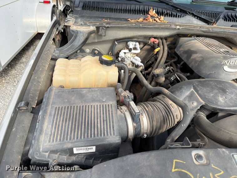 image for item EW7635 2001 Chevrolet Silverado Ext. Cab pickup truck