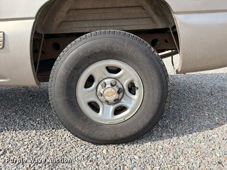 image for item EW7635 2001 Chevrolet Silverado Ext. Cab pickup truck