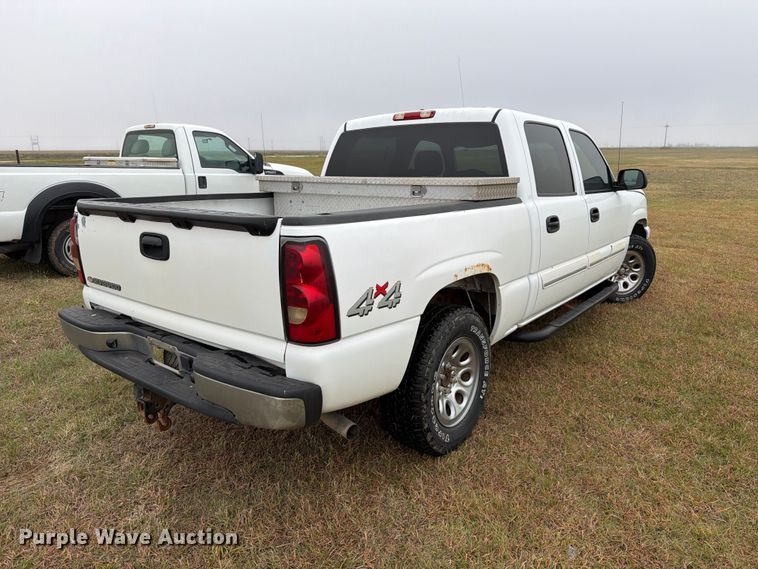 image for item FB8999 2006 Chevrolet Silverado 1500 Crew Cab pickup truck