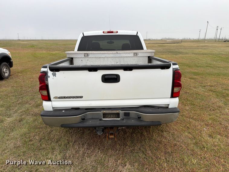 image for item FB8999 2006 Chevrolet Silverado 1500 Crew Cab pickup truck
