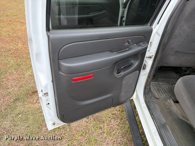 image for item FB8999 2006 Chevrolet Silverado 1500 Crew Cab pickup truck