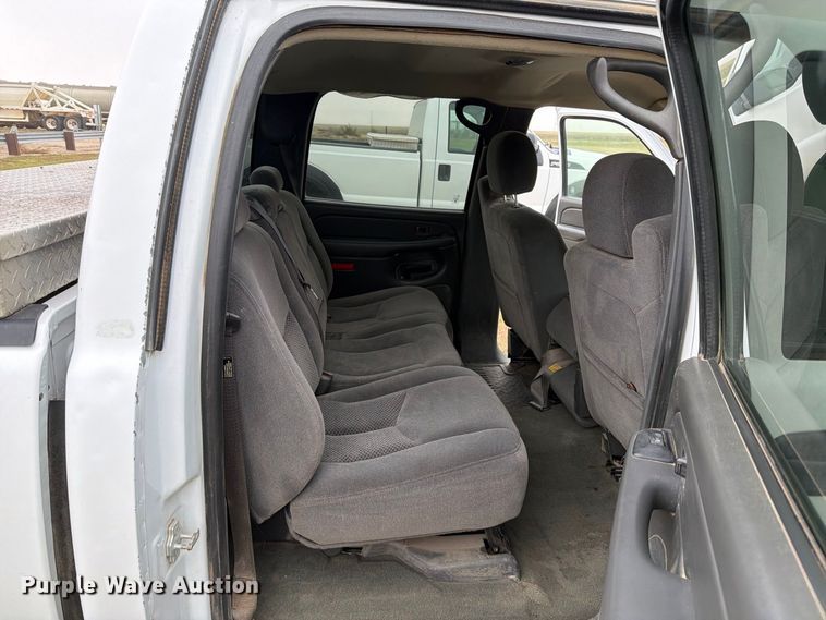 image for item FB8999 2006 Chevrolet Silverado 1500 Crew Cab pickup truck