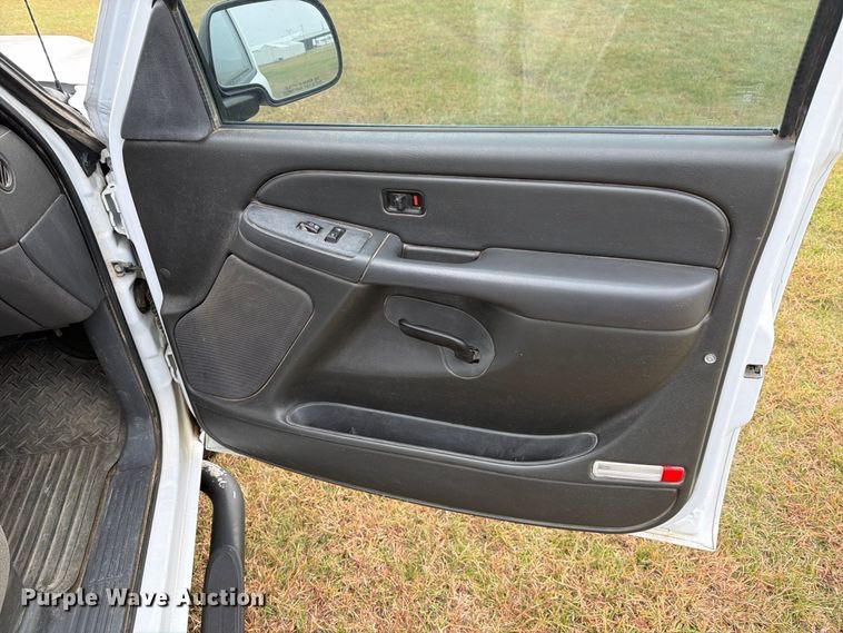 image for item FB8999 2006 Chevrolet Silverado 1500 Crew Cab pickup truck