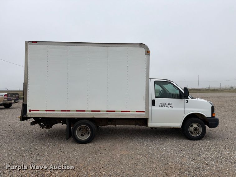 image for item FC0003 2005 Chevrolet G3500 box truck