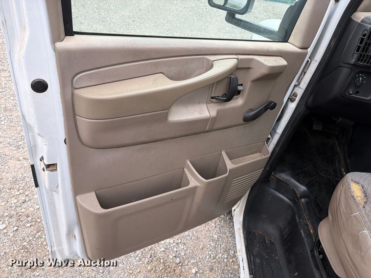 image for item FC0003 2005 Chevrolet G3500 box truck