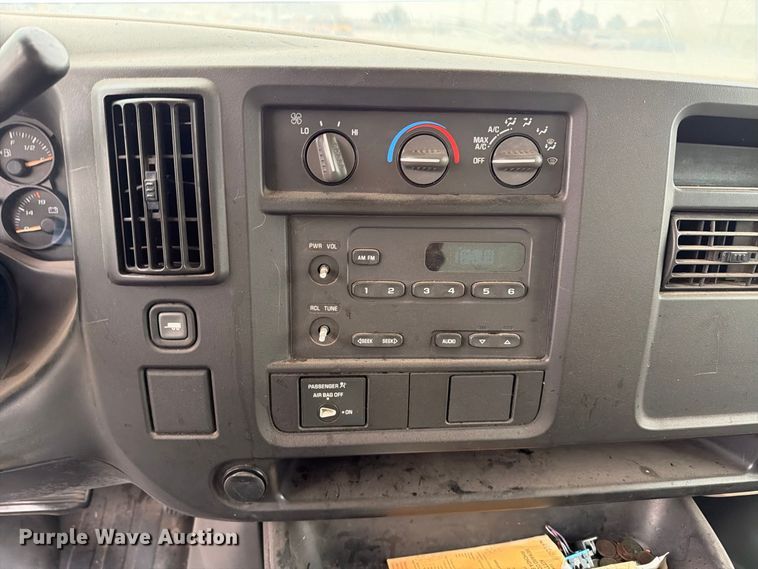 image for item FC0003 2005 Chevrolet G3500 box truck