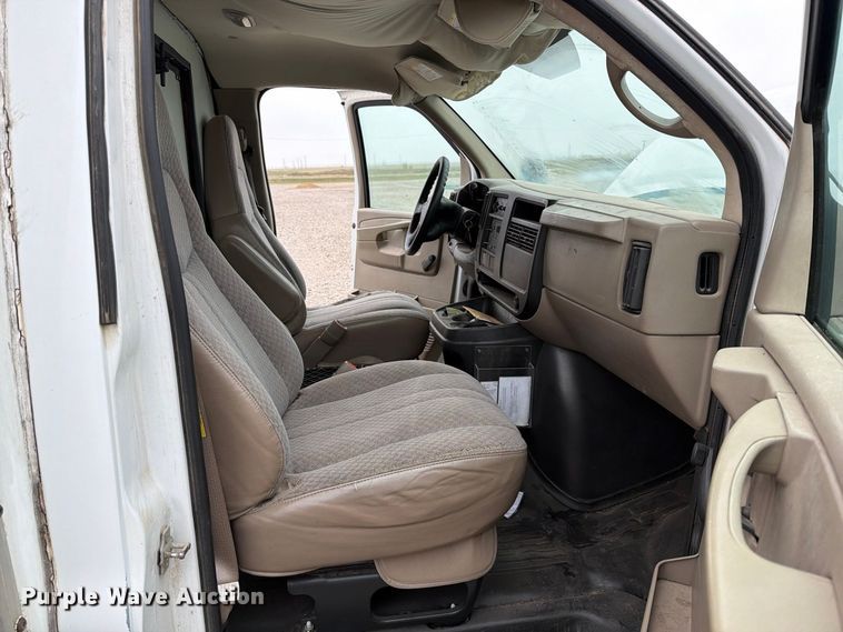 image for item FC0003 2005 Chevrolet G3500 box truck