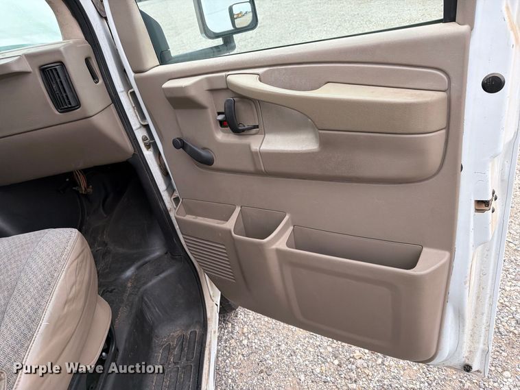 image for item FC0003 2005 Chevrolet G3500 box truck