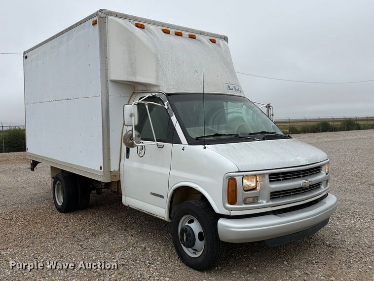image for item FC0004 2001 Chevrolet Express 3500 box truck