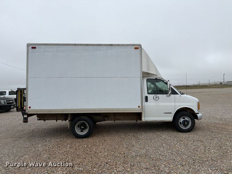 image for item FC0004 2001 Chevrolet Express 3500 box truck