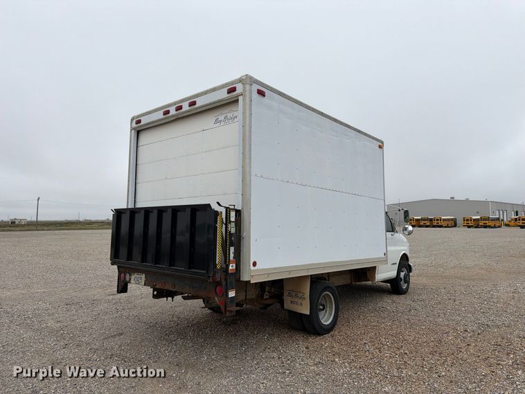 image for item FC0004 2001 Chevrolet Express 3500 box truck