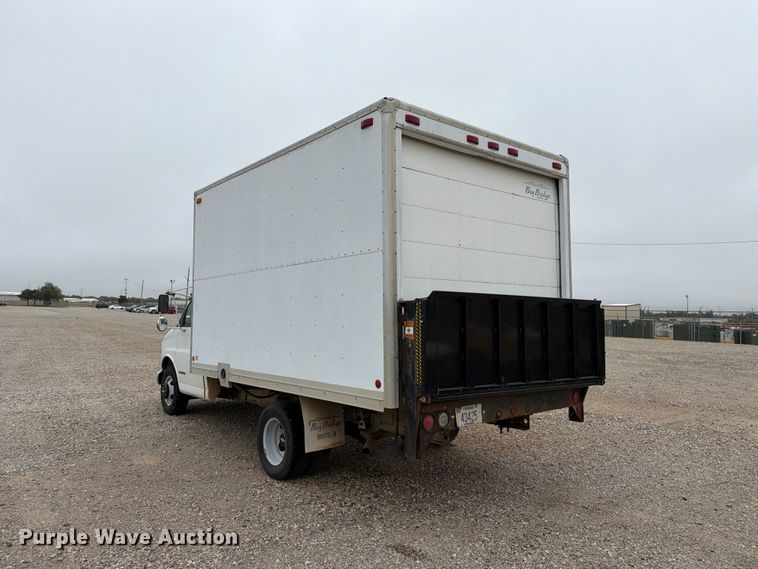 image for item FC0004 2001 Chevrolet Express 3500 box truck