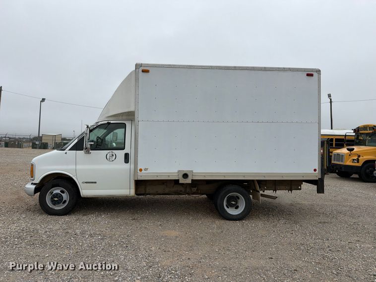image for item FC0004 2001 Chevrolet Express 3500 box truck
