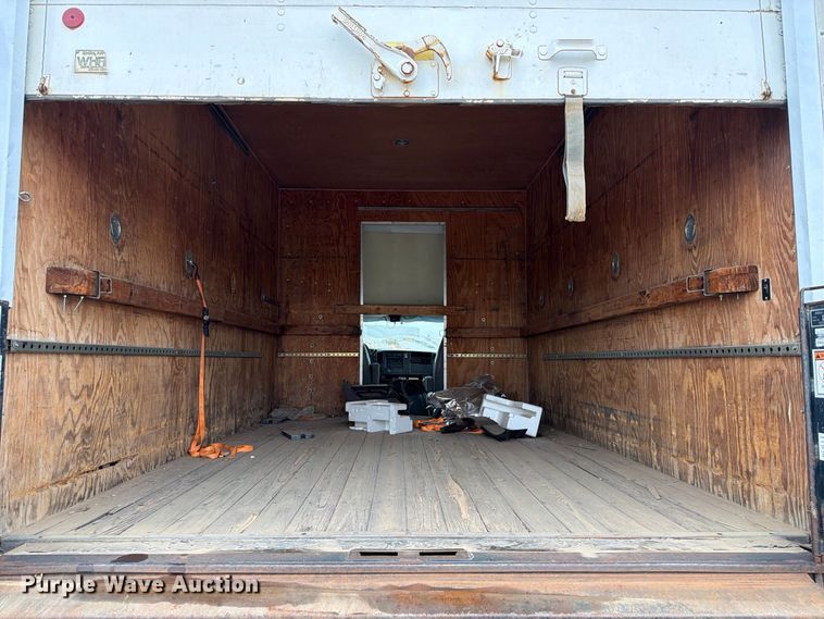 image for item FC0004 2001 Chevrolet Express 3500 box truck