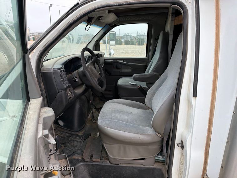 image for item FC0004 2001 Chevrolet Express 3500 box truck