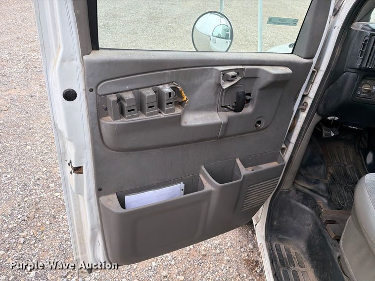 image for item FC0004 2001 Chevrolet Express 3500 box truck