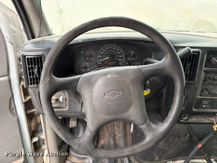 image for item FC0004 2001 Chevrolet Express 3500 box truck