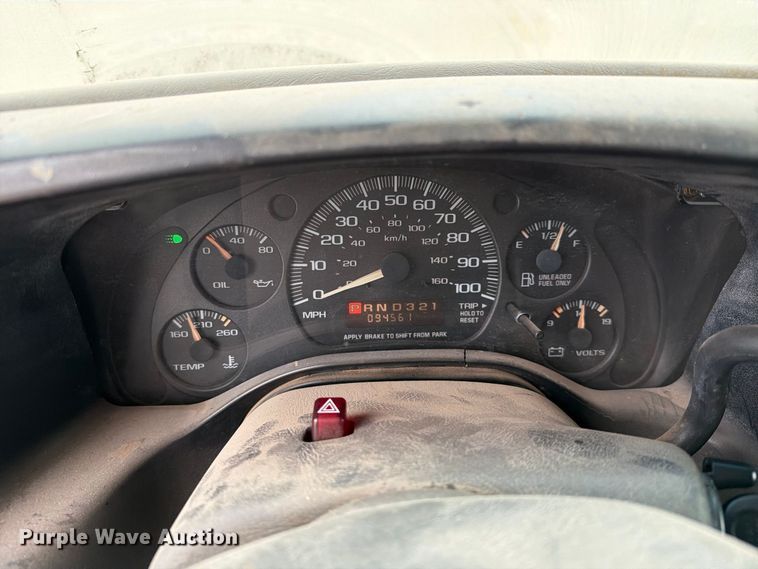 image for item FC0004 2001 Chevrolet Express 3500 box truck