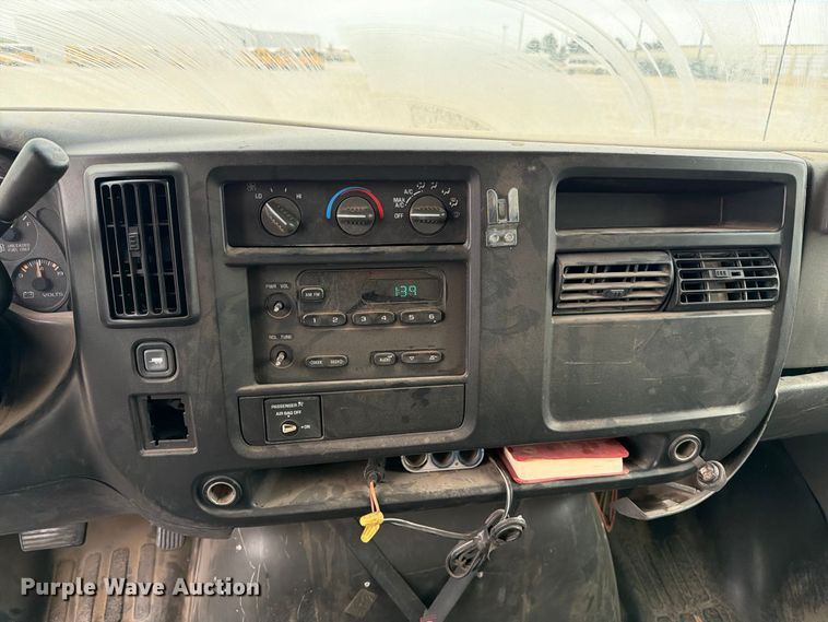 image for item FC0004 2001 Chevrolet Express 3500 box truck