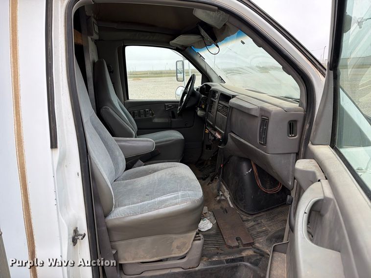 image for item FC0004 2001 Chevrolet Express 3500 box truck