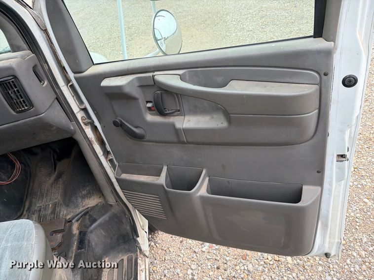image for item FC0004 2001 Chevrolet Express 3500 box truck