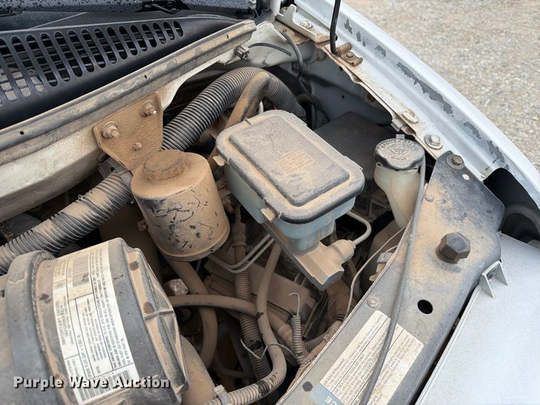 image for item FC0004 2001 Chevrolet Express 3500 box truck
