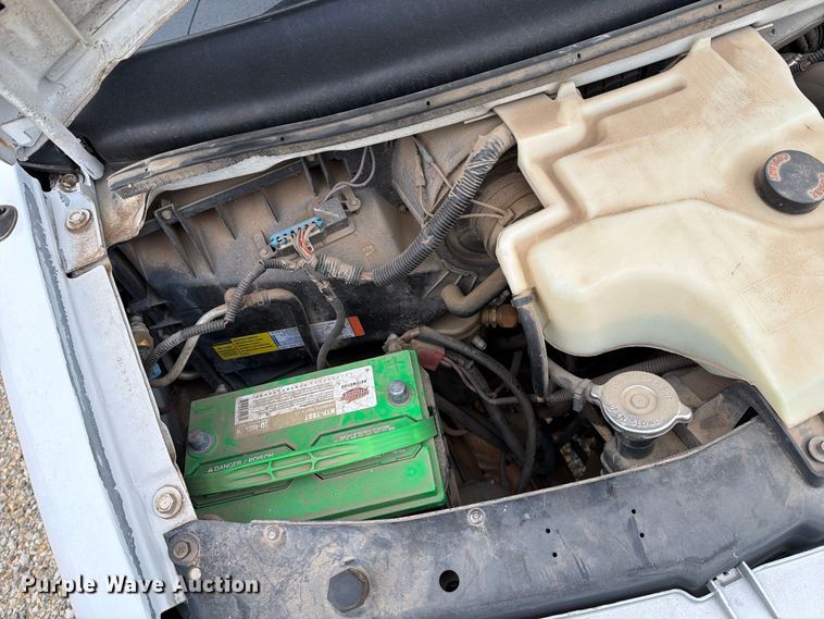 image for item FC0004 2001 Chevrolet Express 3500 box truck