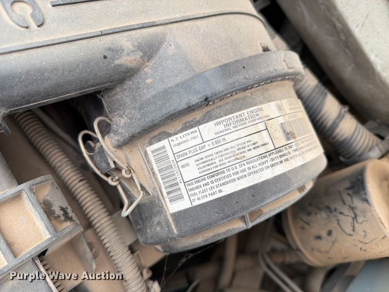 image for item FC0004 2001 Chevrolet Express 3500 box truck