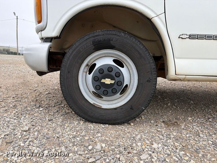 image for item FC0004 2001 Chevrolet Express 3500 box truck