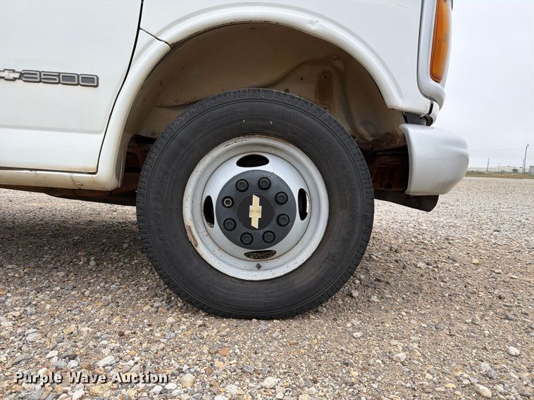 image for item FC0004 2001 Chevrolet Express 3500 box truck
