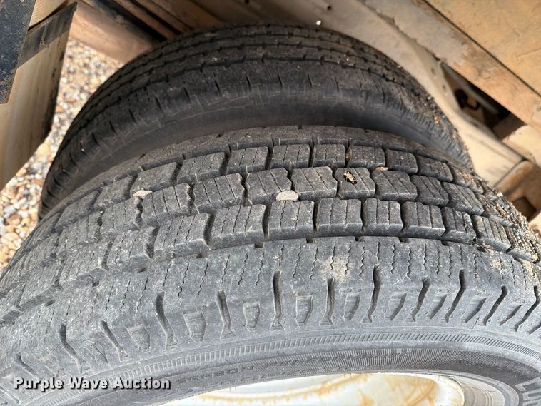 image for item FC0004 2001 Chevrolet Express 3500 box truck