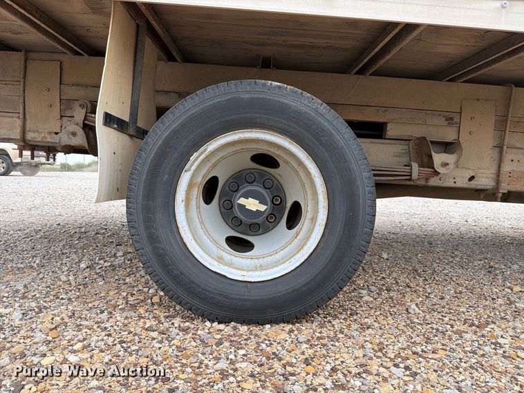 image for item FC0004 2001 Chevrolet Express 3500 box truck