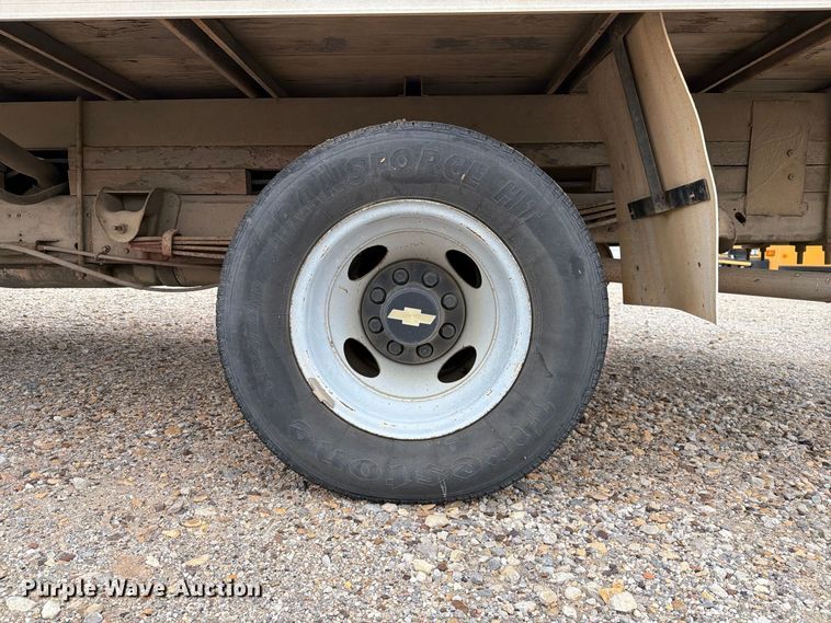 image for item FC0004 2001 Chevrolet Express 3500 box truck