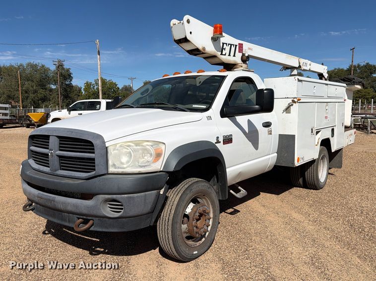 image for item FC0039 2008 Dodge Ram 5500HD bucket truck